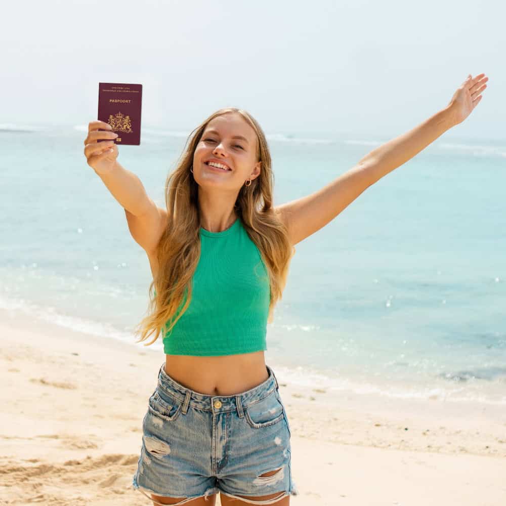 Toerist met paspoort op een strand op Bali